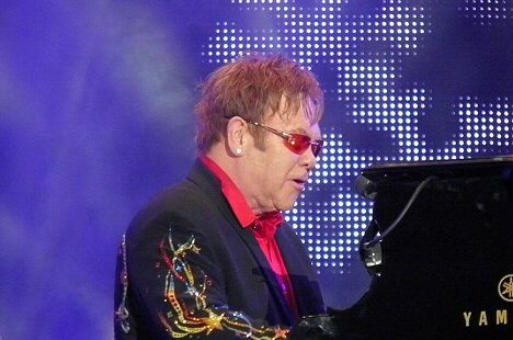 http://latina-press.com/media/2011/09/elton_john03.jpg