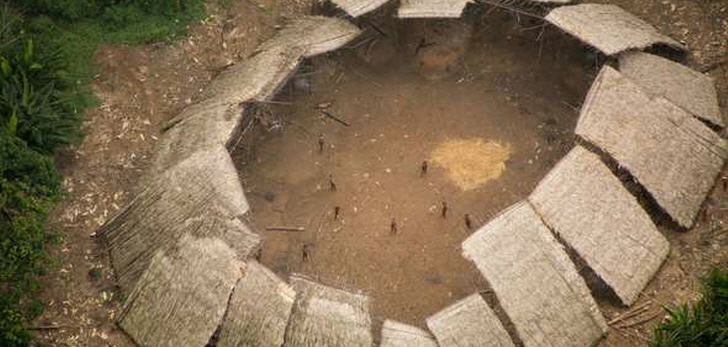 Ein Yano (Gemeinschaftshaus) unkontaktierter Yanomami im brasilianischen Amazonasgebiet