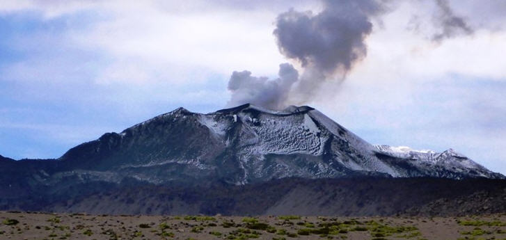 Der 5.976 Meter hohe aktive Stratovulkan ist der am stärksten aktive Vulkan im südamerikanischen Land