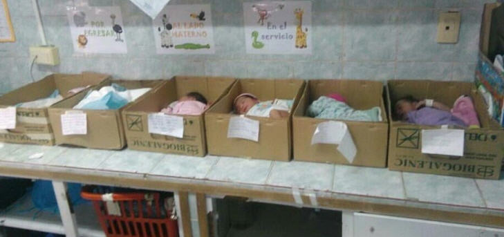 Neugeborene schlafen in Pappschachteln