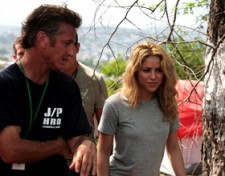 Kolumbianische Sängerin Shakira besucht Haiti ...