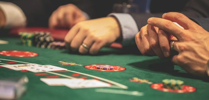 hands-table-casino
