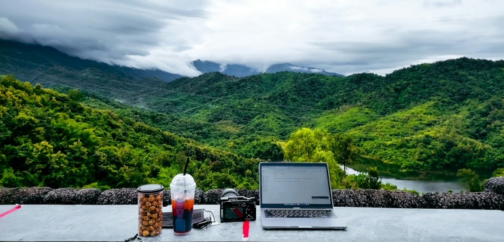 laptop-ausblick-regenwald
